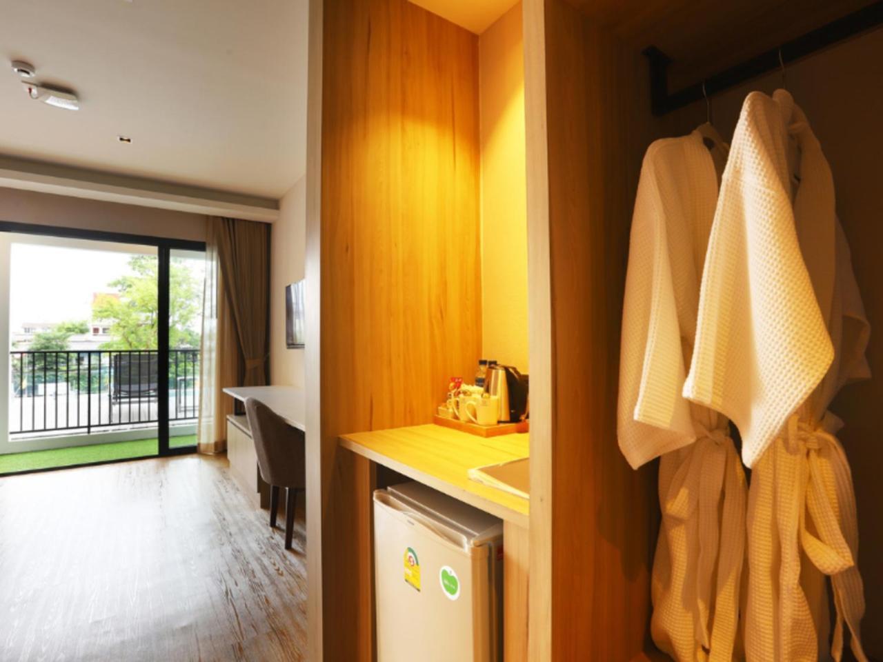 Deluxe Double Room Shower